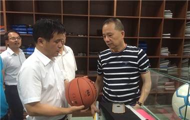 龍巖市副市長黃慶輝蒞臨天守集團關(guān)心指導(dǎo)